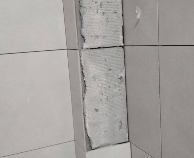 庐江瓷砖空鼓维修公司分享下瓷砖施工前基层浇水润湿程度不足，可能导致以下问题